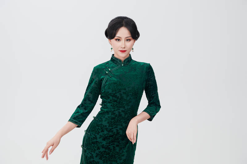 身着传统中式旗袍的亚洲美女图片