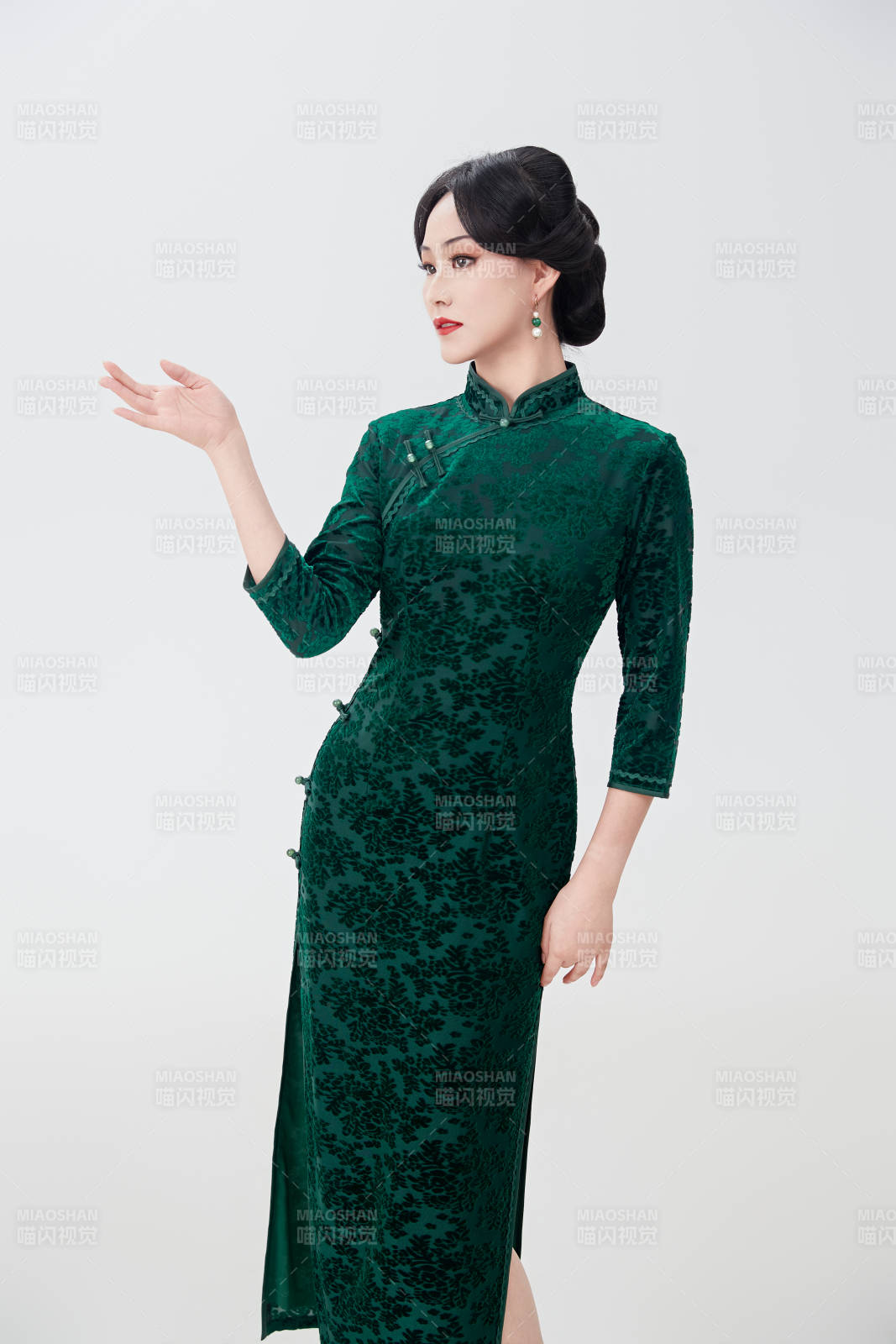 身着传统中式旗袍的亚洲美女图片