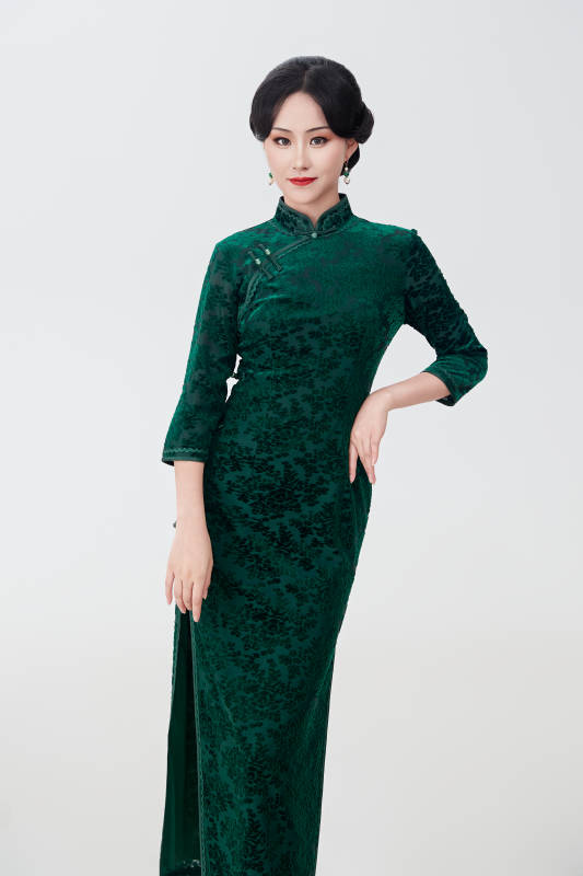 身着传统中式旗袍的亚洲美女图片