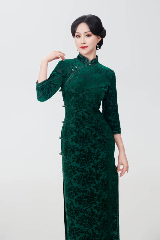 身着传统中式旗袍的亚洲美女图片