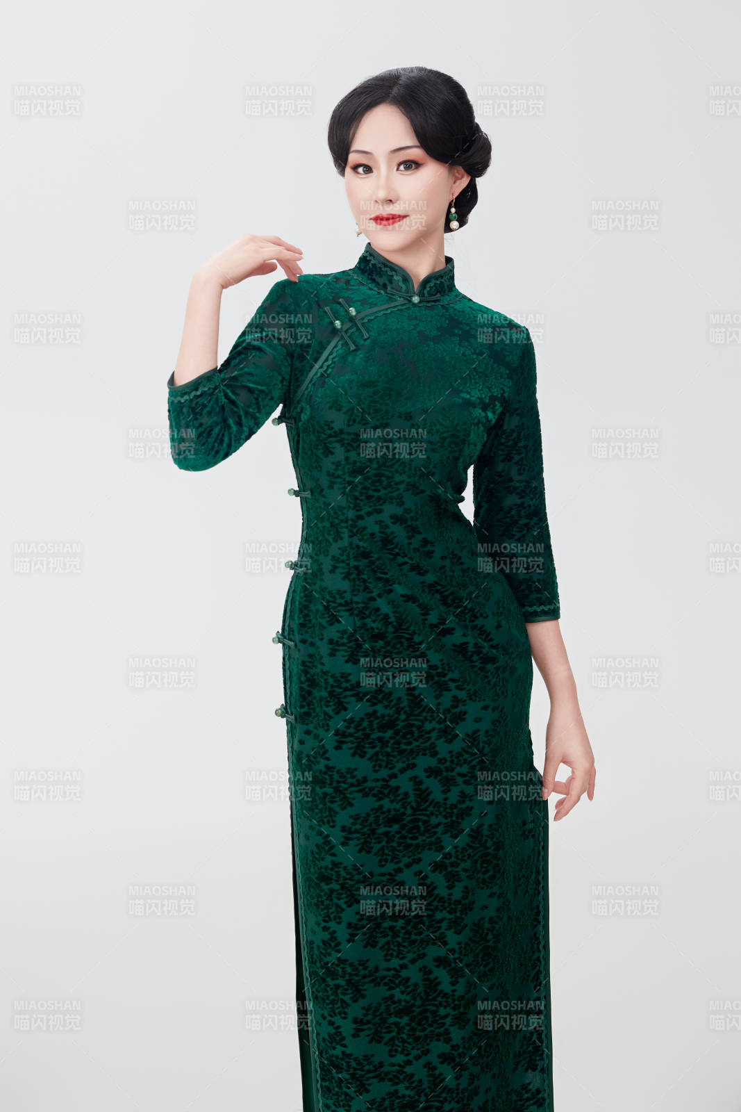 身着传统中式旗袍的亚洲美女图片