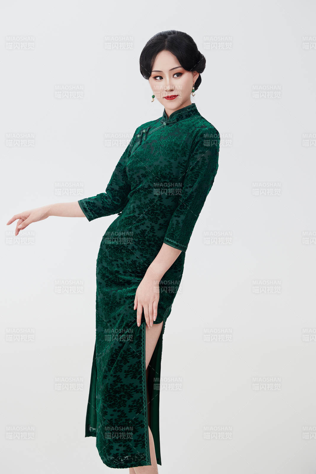 身着传统中式旗袍的亚洲美女图片