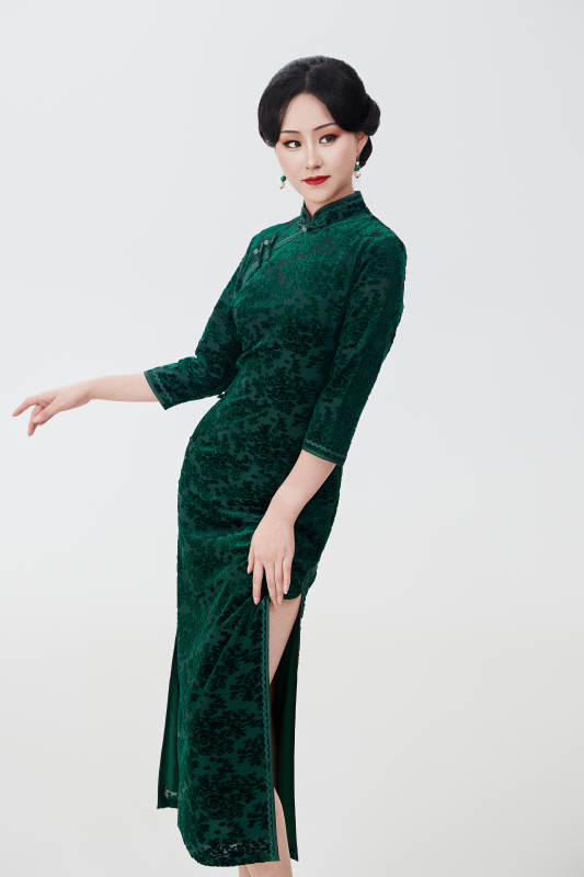 身着传统中式旗袍的亚洲美女图片