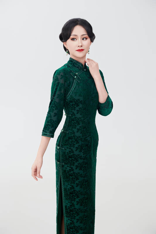 身着传统中式旗袍的亚洲美女图片