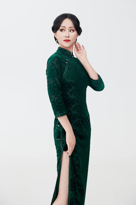 身着传统中式旗袍的亚洲美女图片