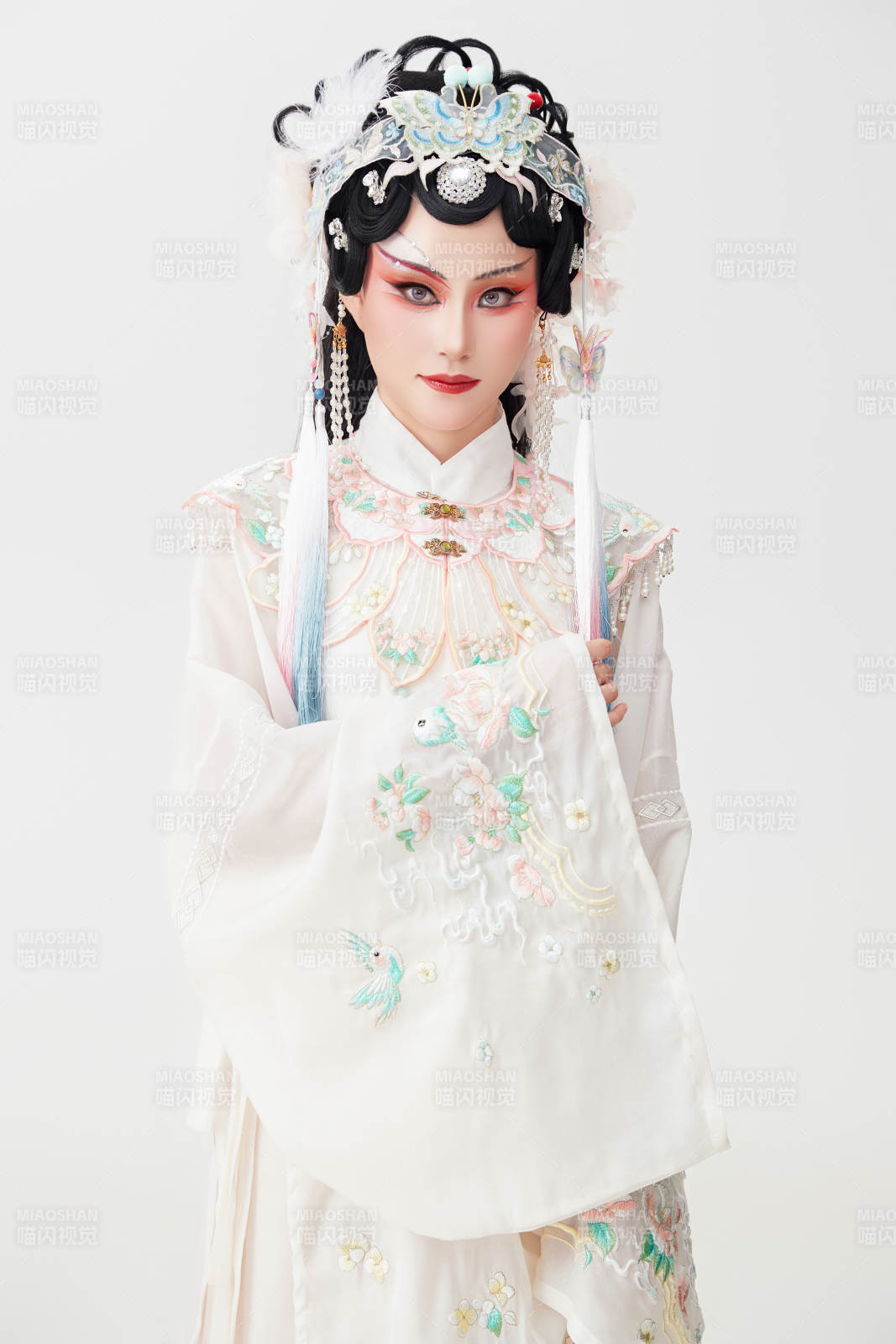 白色背景下国潮新派戏曲装扮的亚洲美女图片