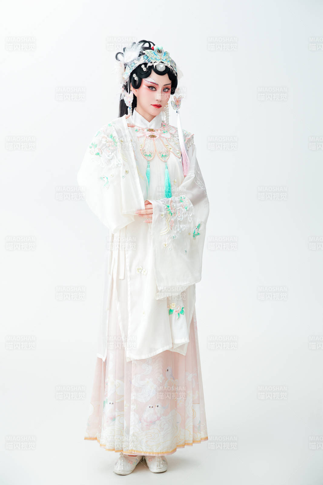 白色背景下国潮新派戏曲装扮的亚洲美女图片