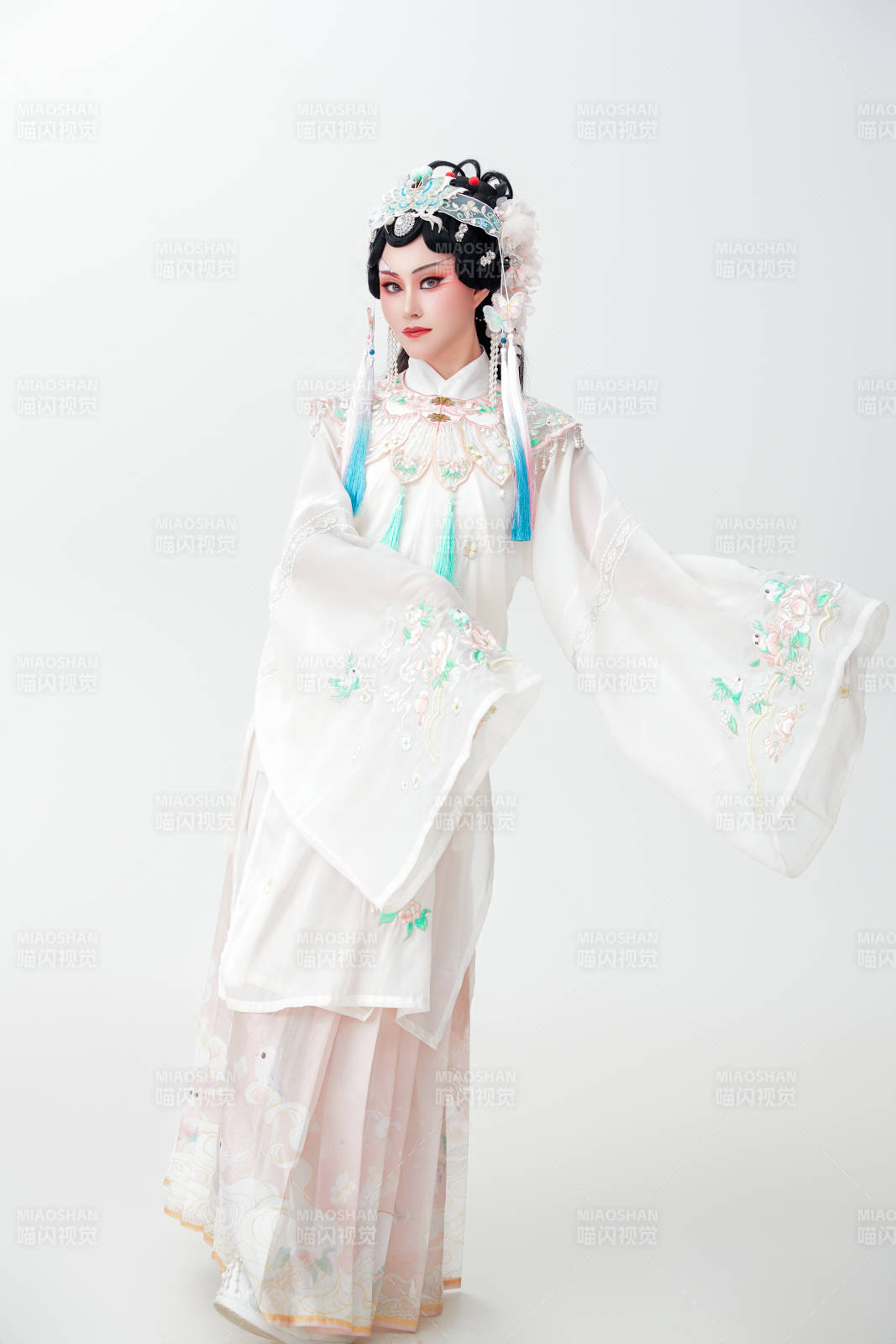 白色背景下国潮新派戏曲装扮的亚洲美女图片