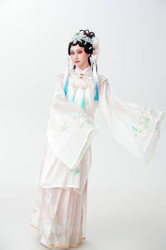 白色背景下国潮新派戏曲装扮的亚洲美女图片