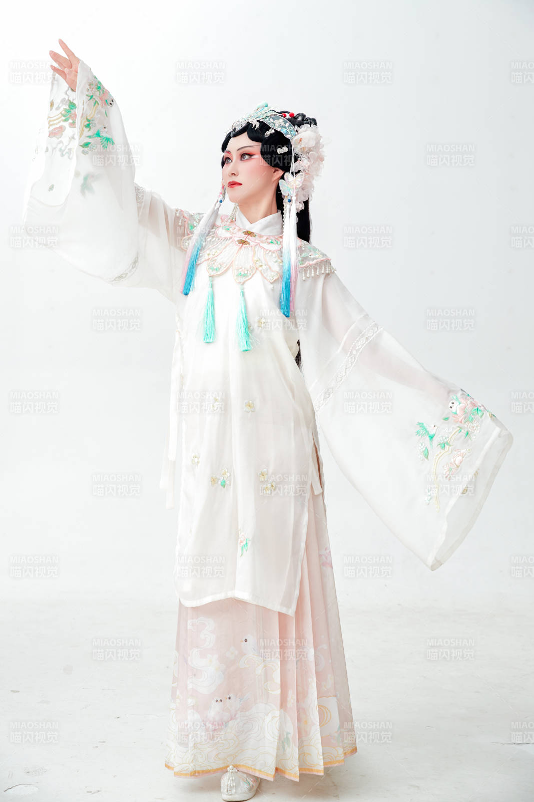 白色背景下国潮新派戏曲装扮的亚洲美女图片