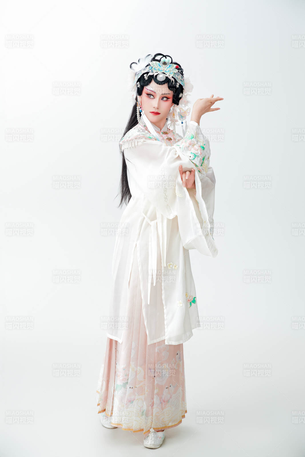 白色背景下国潮新派戏曲装扮的亚洲美女图片