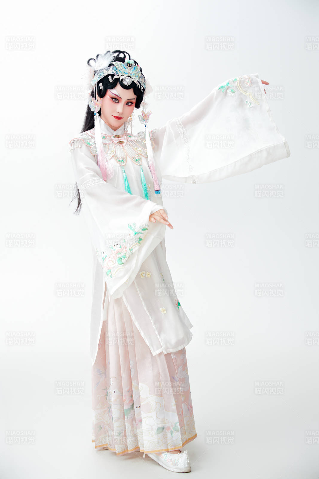 白色背景下国潮新派戏曲装扮的亚洲美女图片