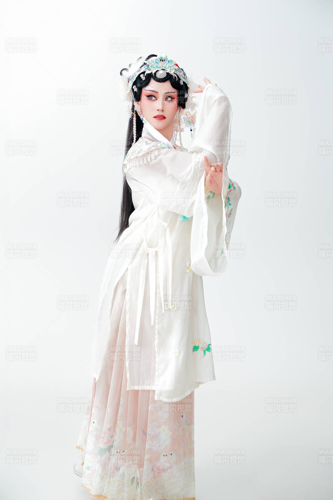 白色背景下国潮新派戏曲装扮的亚洲美女图片