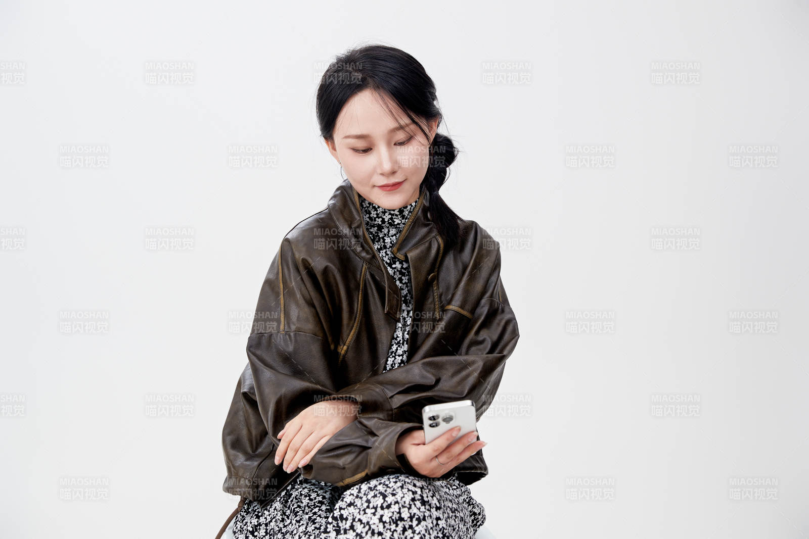 白色背景下使用手机的亚洲女性图片