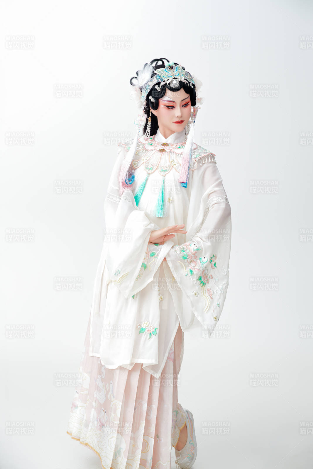 白色背景下国潮新派戏曲装扮的亚洲美女图片