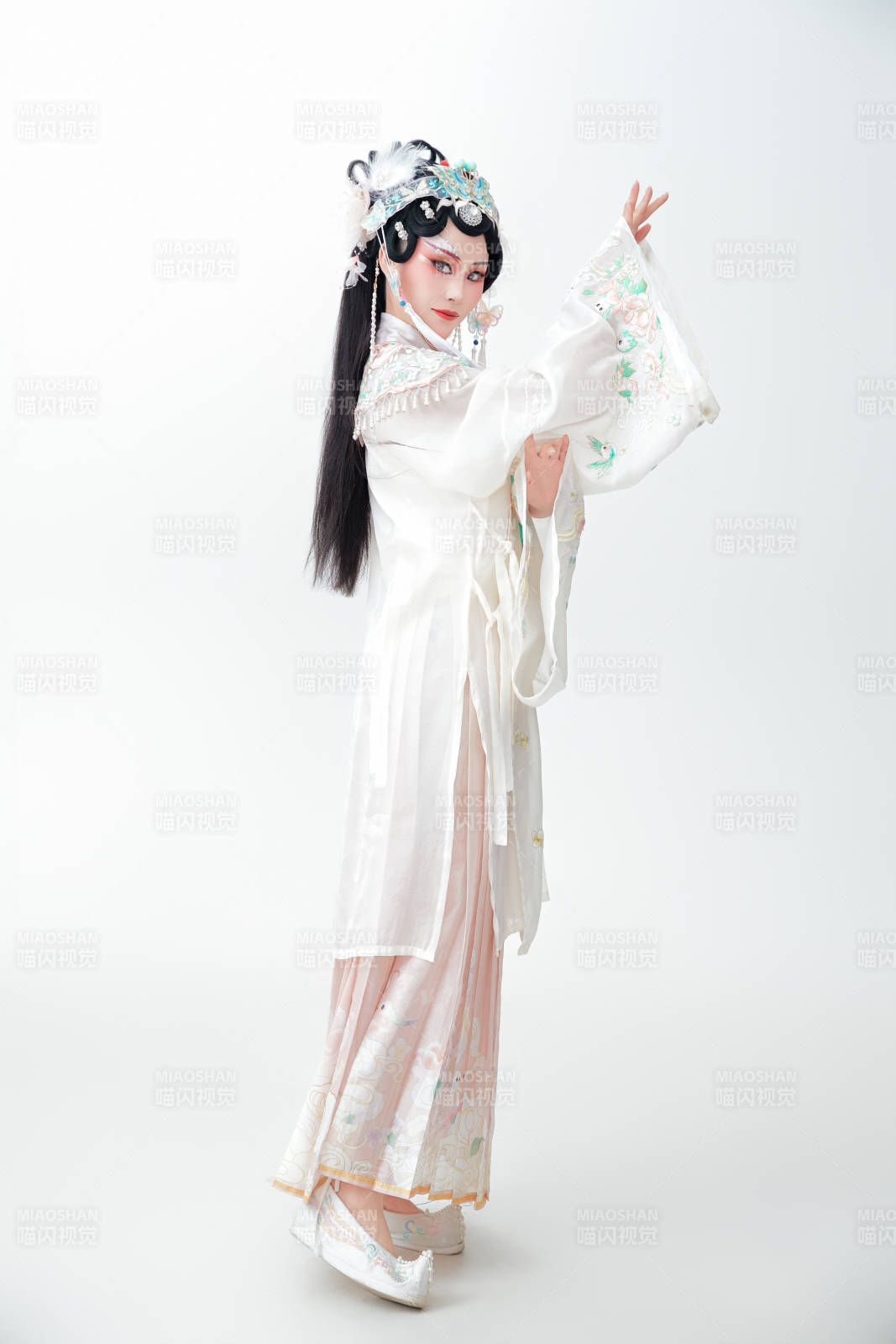 白色背景下国潮新派戏曲装扮的亚洲美女图片