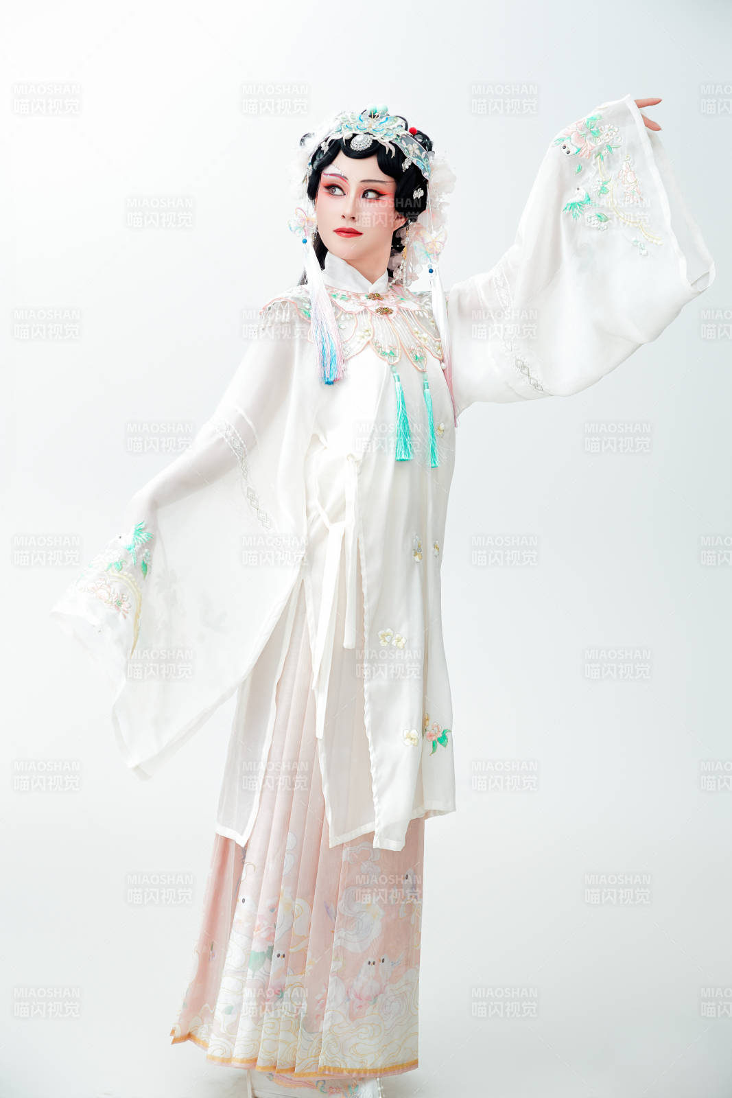 白色背景下国潮新派戏曲装扮的亚洲美女图片