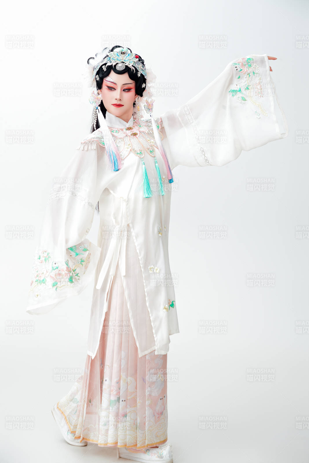 白色背景下国潮新派戏曲装扮的亚洲美女图片