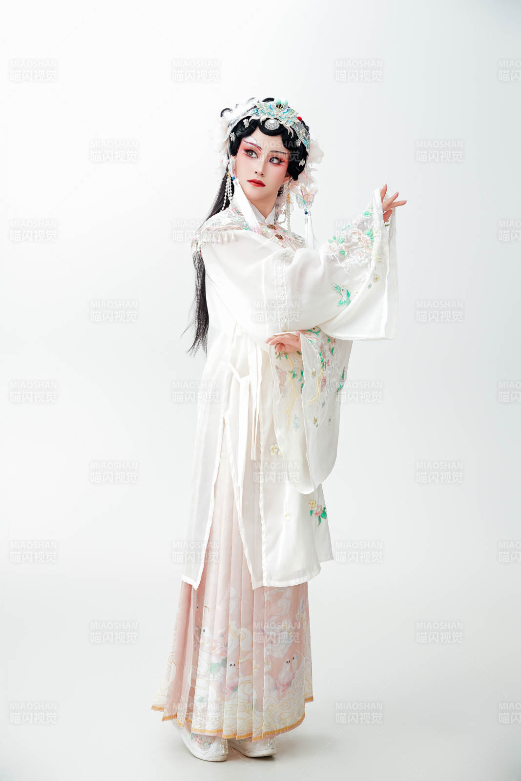 白色背景下国潮新派戏曲装扮的亚洲美女图片