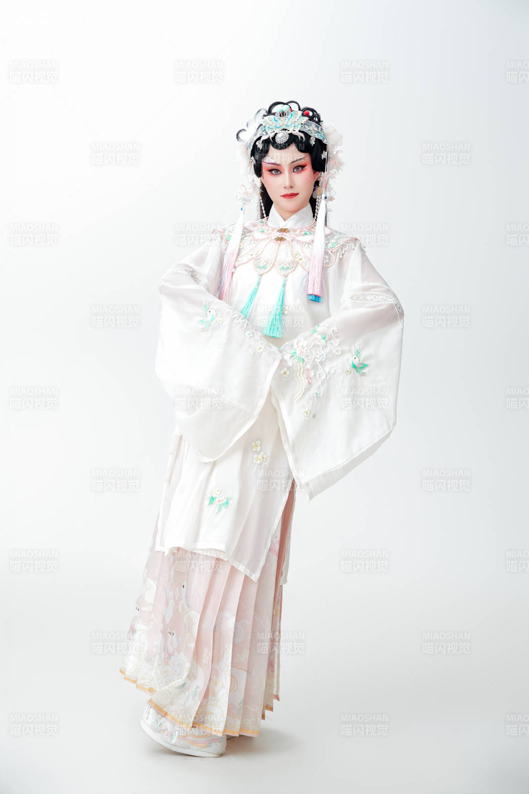 白色背景下国潮新派戏曲装扮的亚洲美女图片