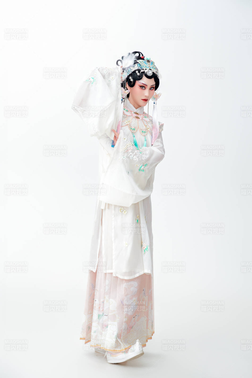 白色背景下国潮新派戏曲装扮的亚洲美女图片