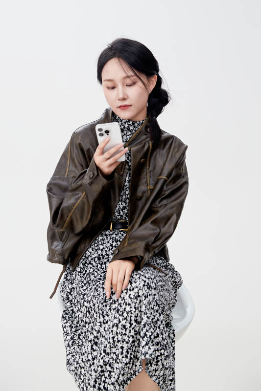 白色背景下使用手机的亚洲女性图片