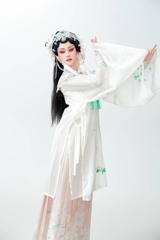 白色背景下国潮新派戏曲装扮的亚洲美女图片
