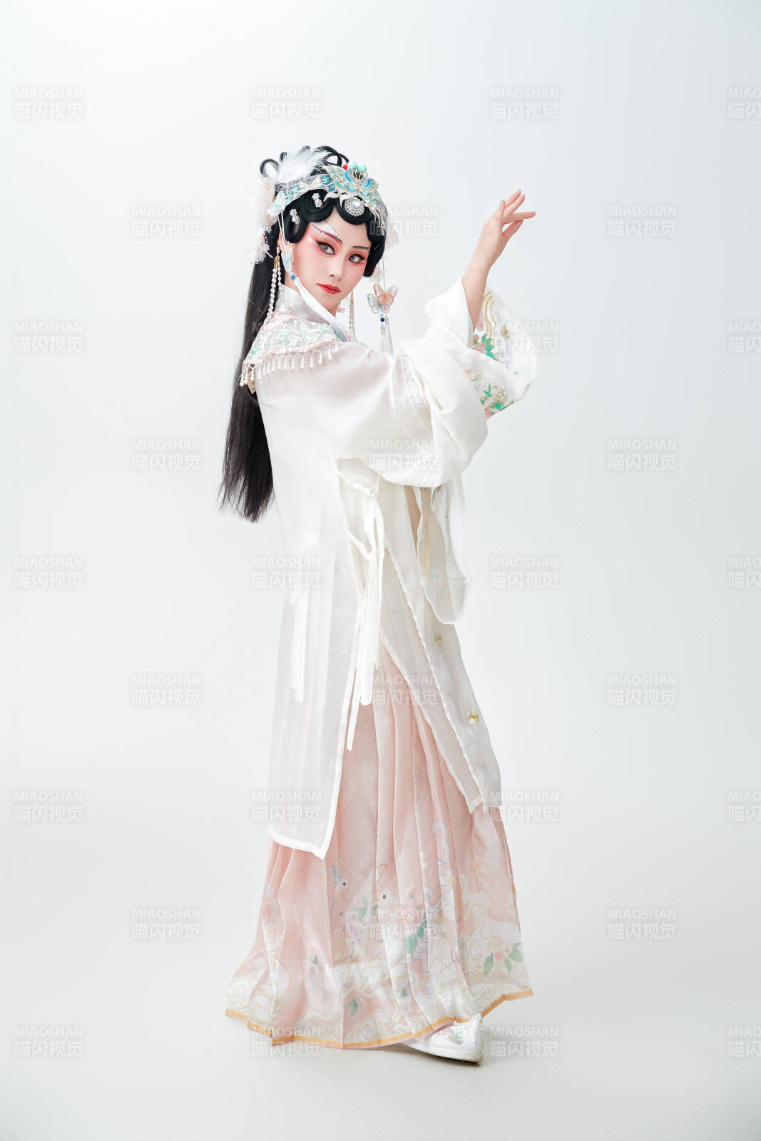 白色背景下国潮新派戏曲装扮的亚洲美女图片