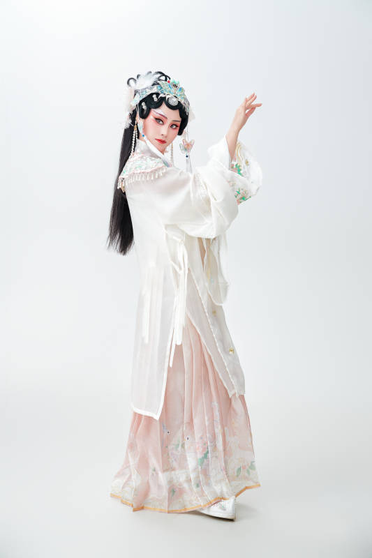白色背景下国潮新派戏曲装扮的亚洲美女图片
