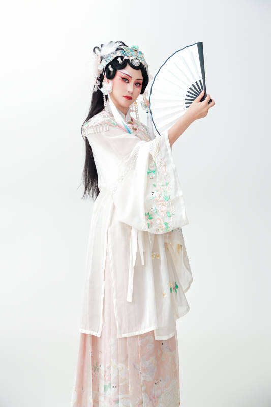 白色背景下国潮新派戏曲装扮的亚洲美女图片