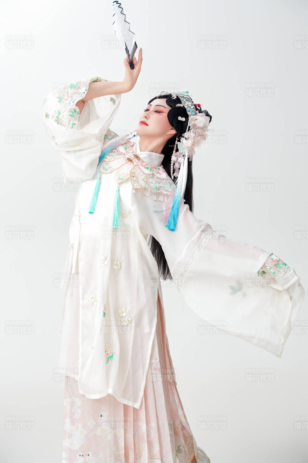 白色背景下国潮新派戏曲装扮的亚洲美女图片