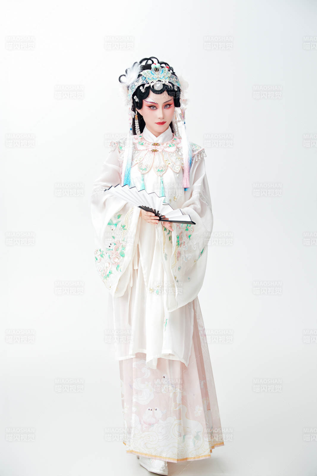 白色背景下国潮新派戏曲装扮的亚洲美女图片