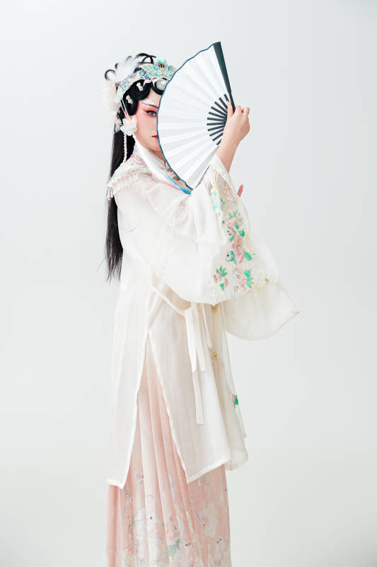 白色背景下国潮新派戏曲装扮的亚洲美女图片