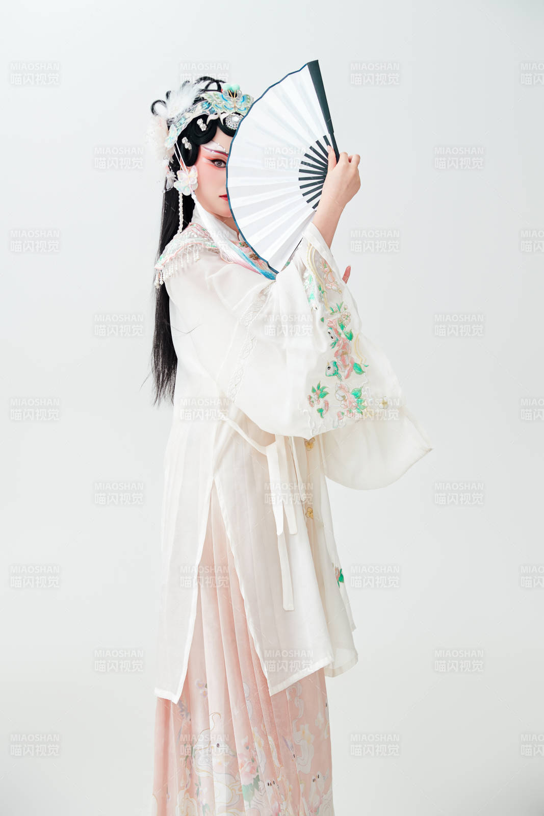 白色背景下国潮新派戏曲装扮的亚洲美女图片