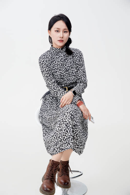 白色背景下使用手机的亚洲女性图片