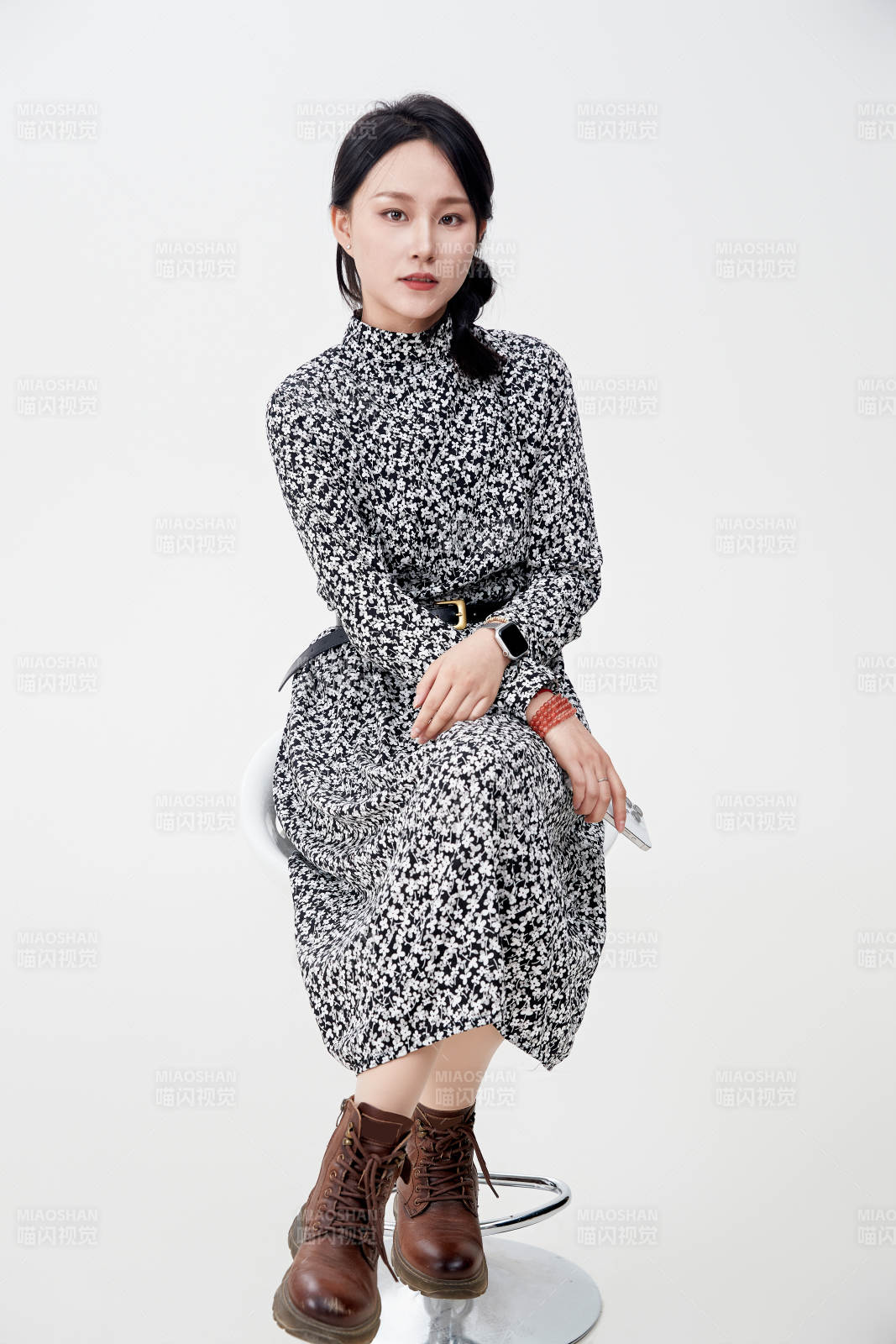 白色背景下使用手机的亚洲女性图片