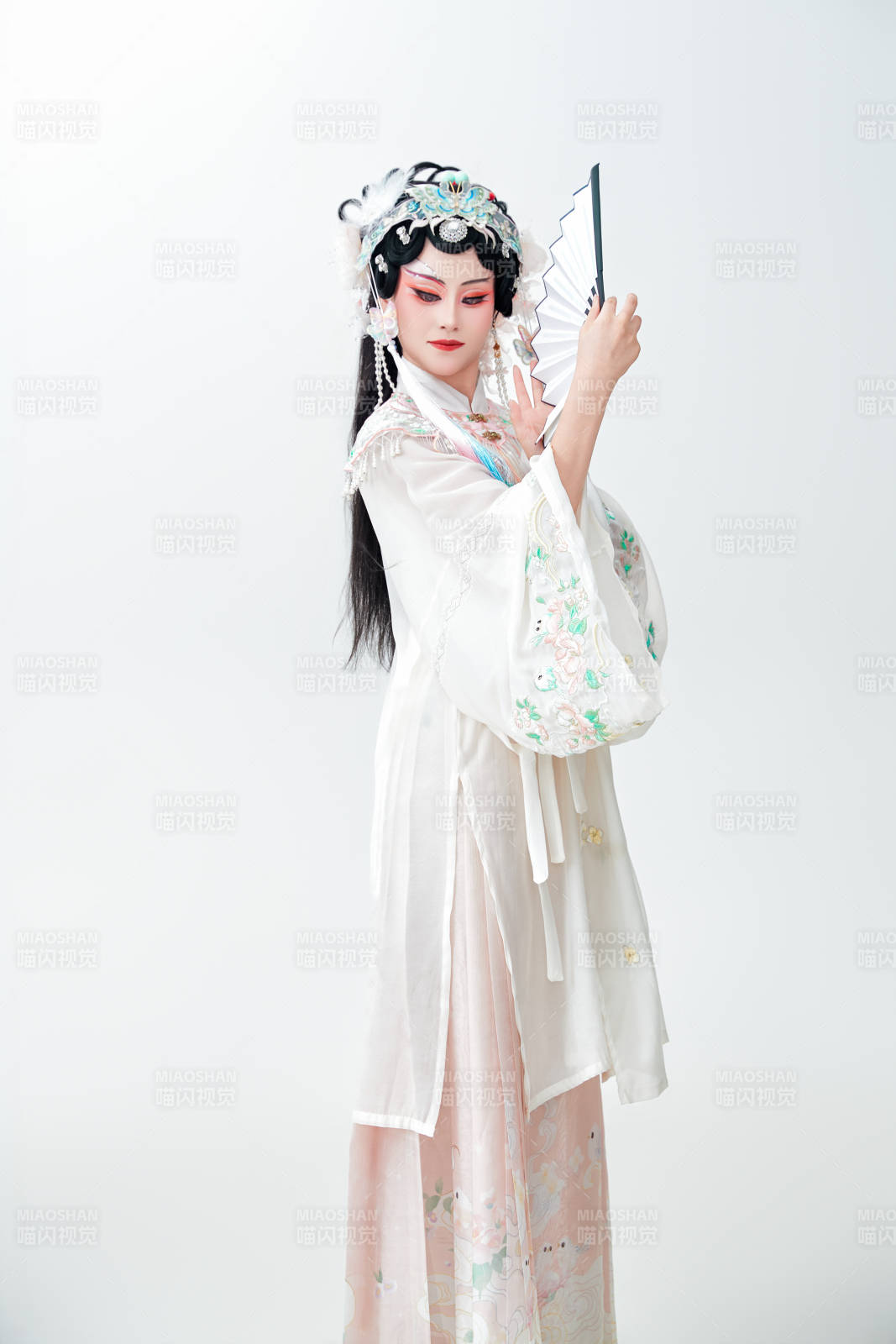 白色背景下国潮新派戏曲装扮的亚洲美女图片