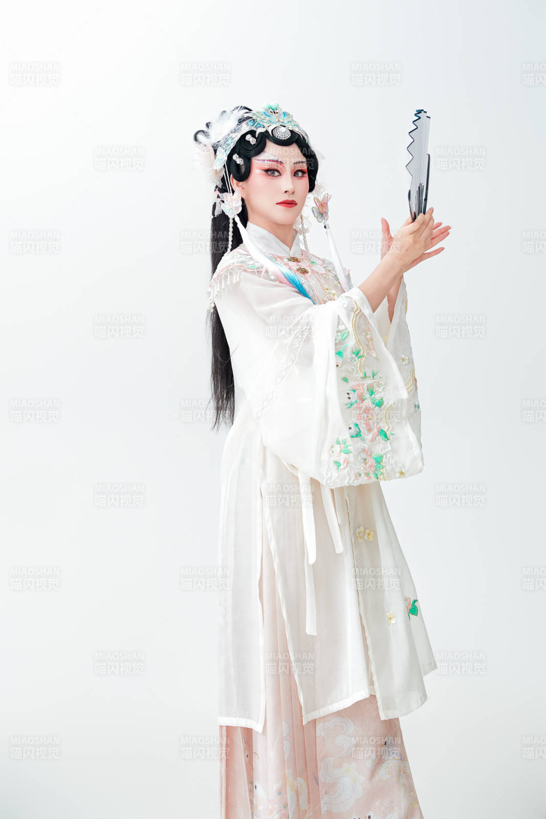 白色背景下国潮新派戏曲装扮的亚洲美女图片