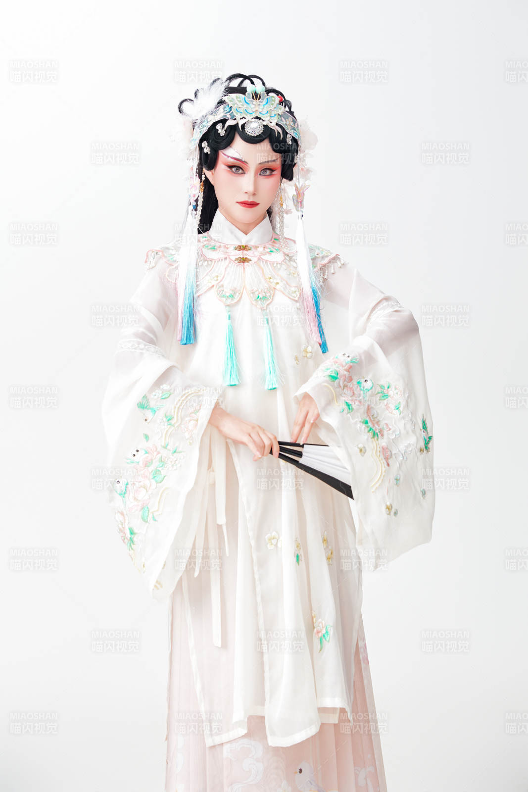 白色背景下国潮新派戏曲装扮的亚洲美女图片