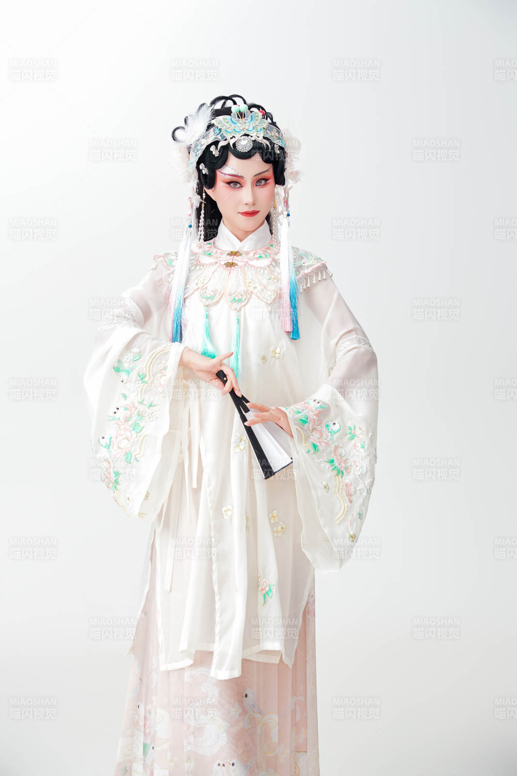 白色背景下国潮新派戏曲装扮的亚洲美女图片