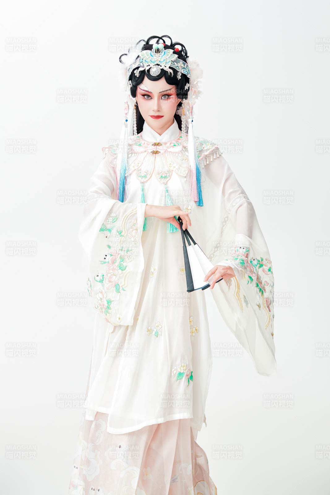 白色背景下国潮新派戏曲装扮的亚洲美女图片