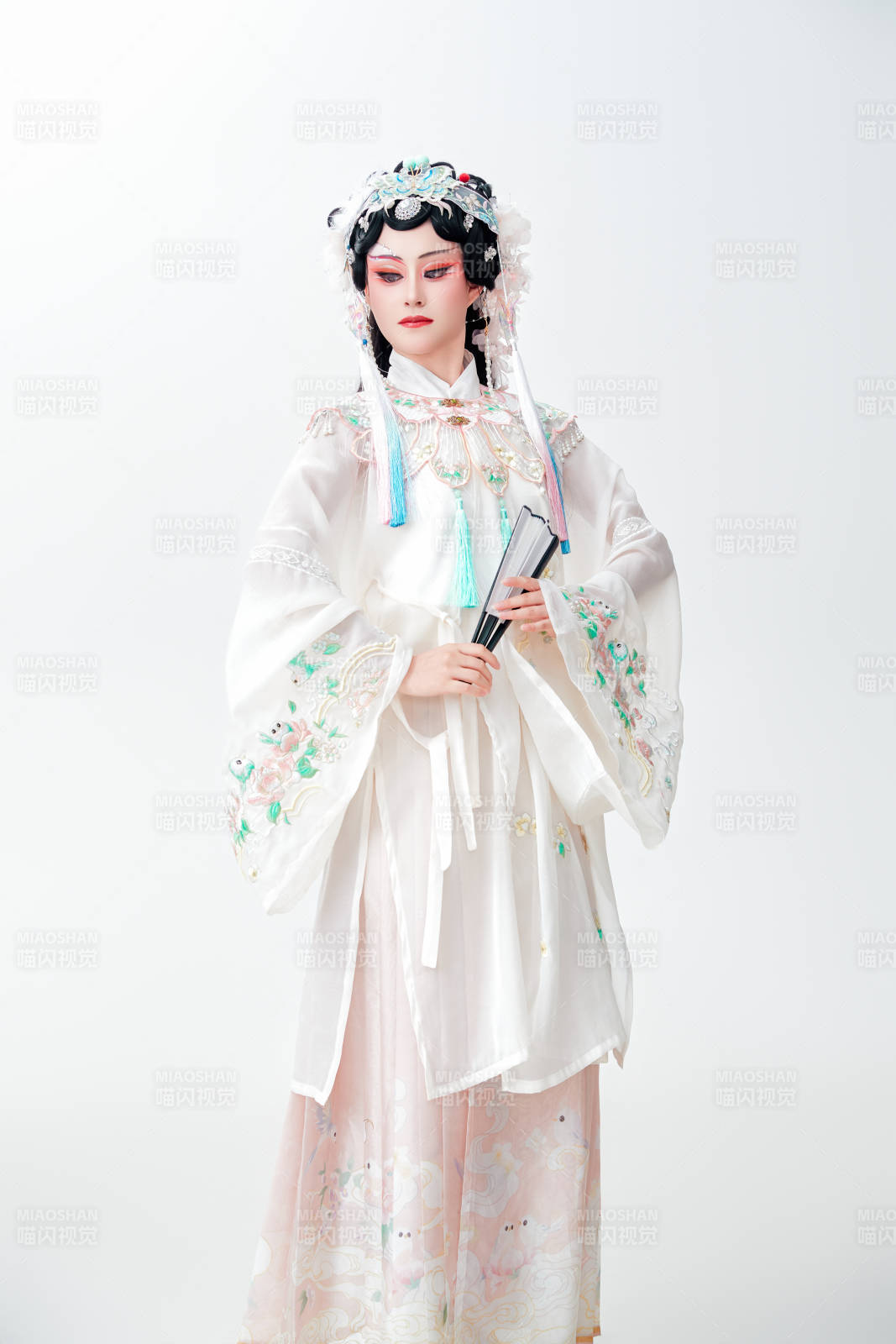 白色背景下国潮新派戏曲装扮的亚洲美女图片