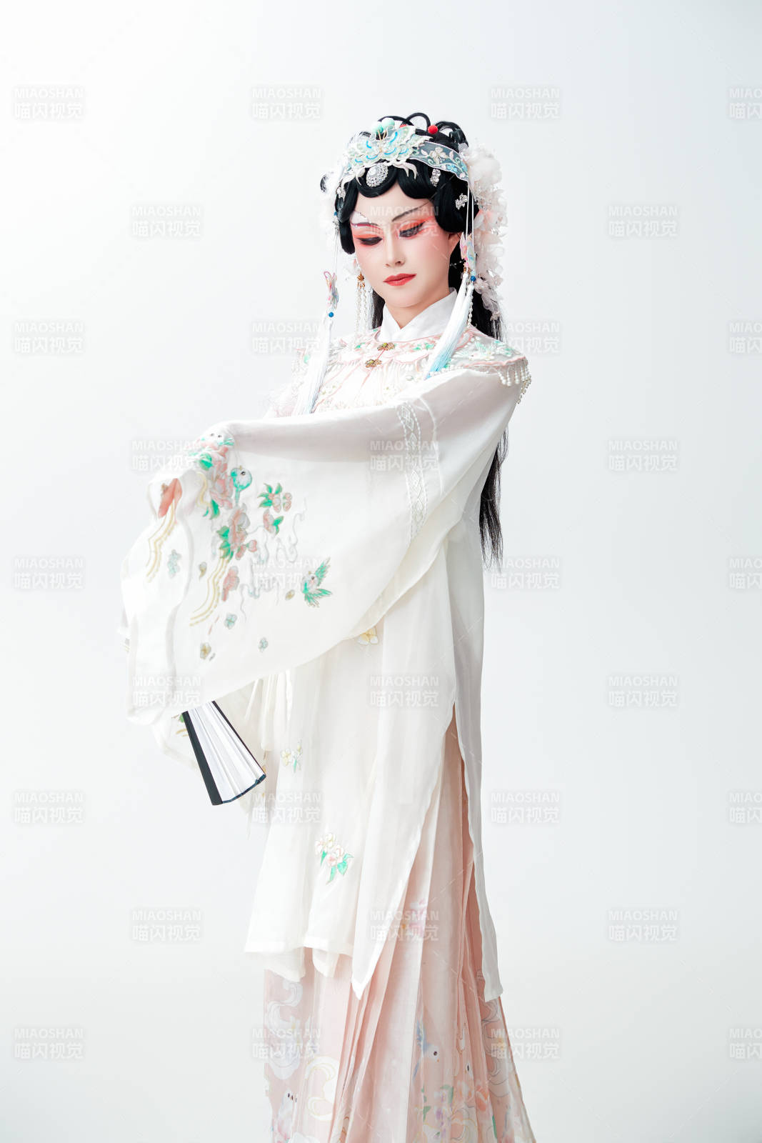 白色背景下国潮新派戏曲装扮的亚洲美女图片