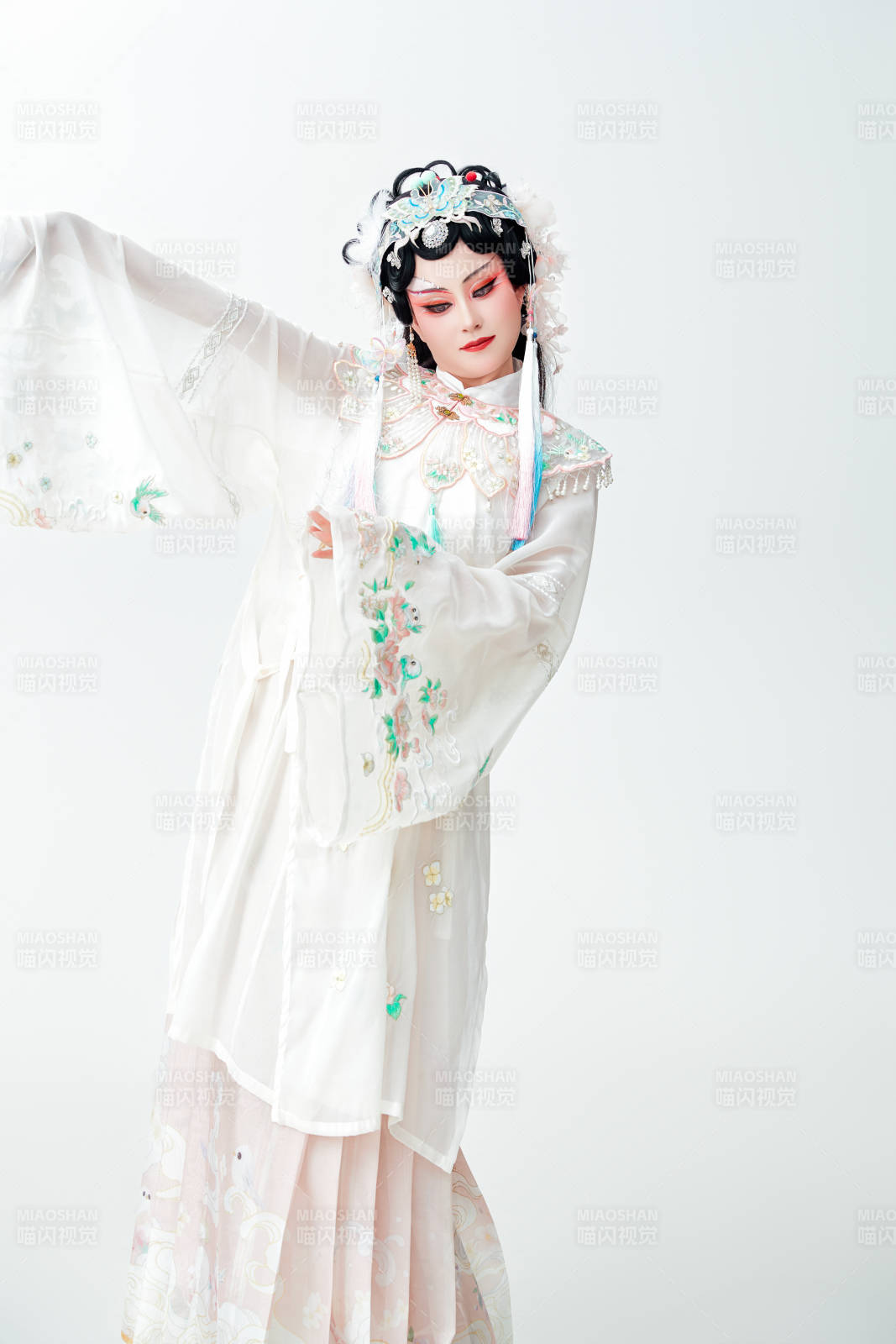 白色背景下国潮新派戏曲装扮的亚洲美女图片