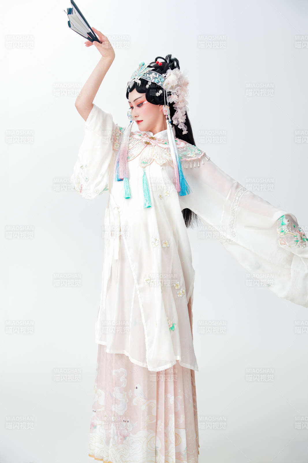 白色背景下国潮新派戏曲装扮的亚洲美女图片