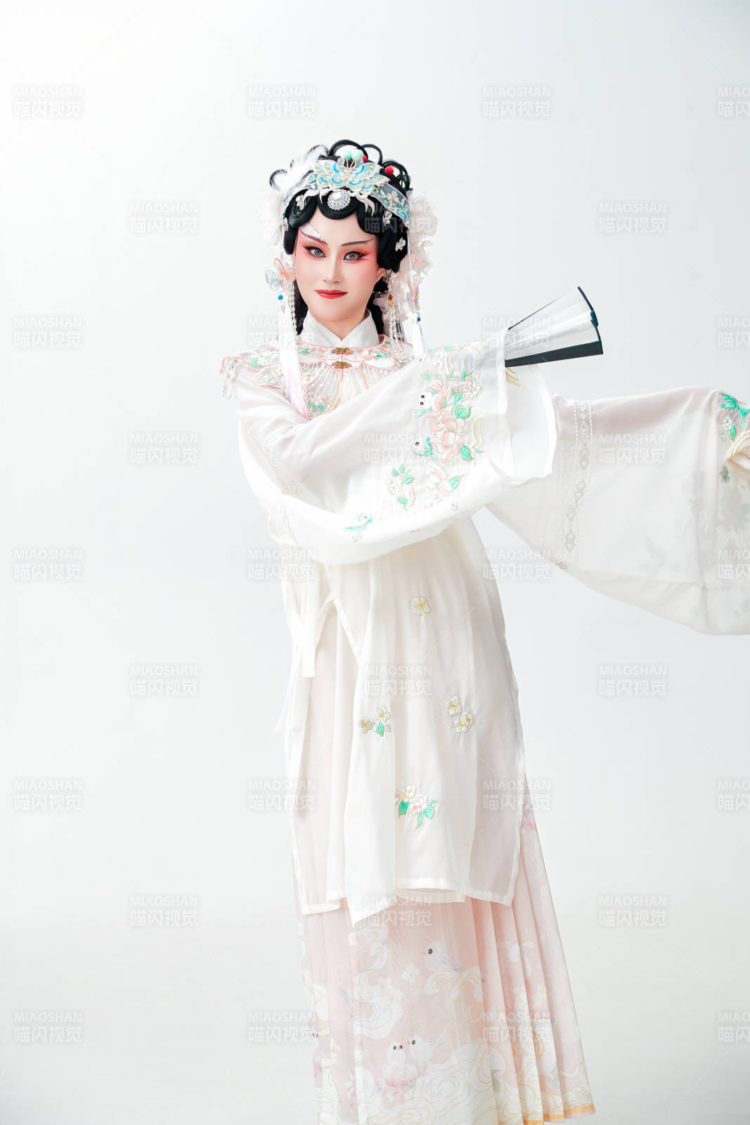 白色背景下国潮新派戏曲装扮的亚洲美女图片