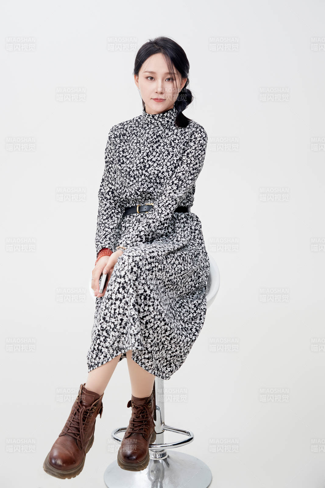 白色背景下使用手机的亚洲女性图片