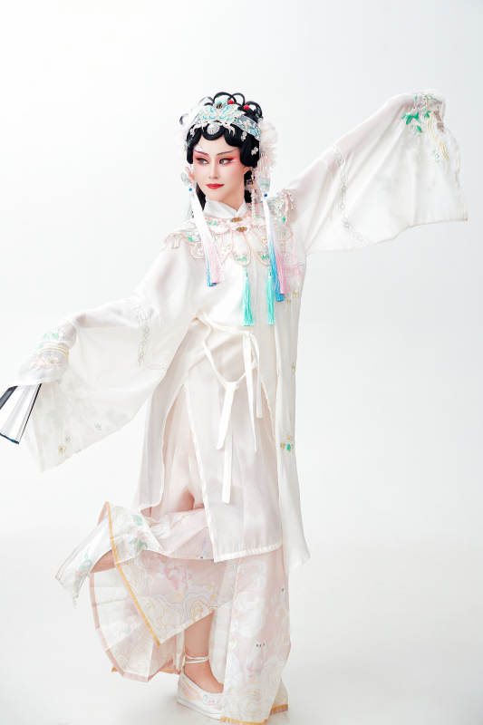白色背景下国潮新派戏曲装扮的亚洲美女图片