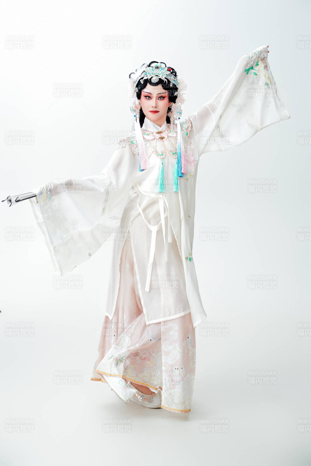 白色背景下国潮新派戏曲装扮的亚洲美女图片