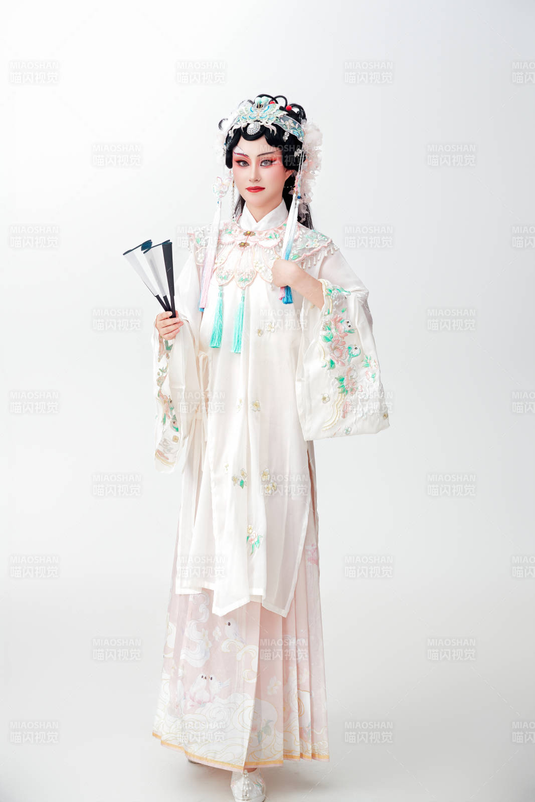 白色背景下国潮新派戏曲装扮的亚洲美女图片